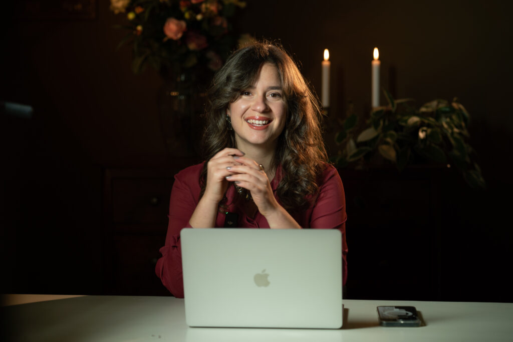 Maria Giulia Costanzo al computer, nella stanza da cui tiene le lezioni in diretta con gli studenti