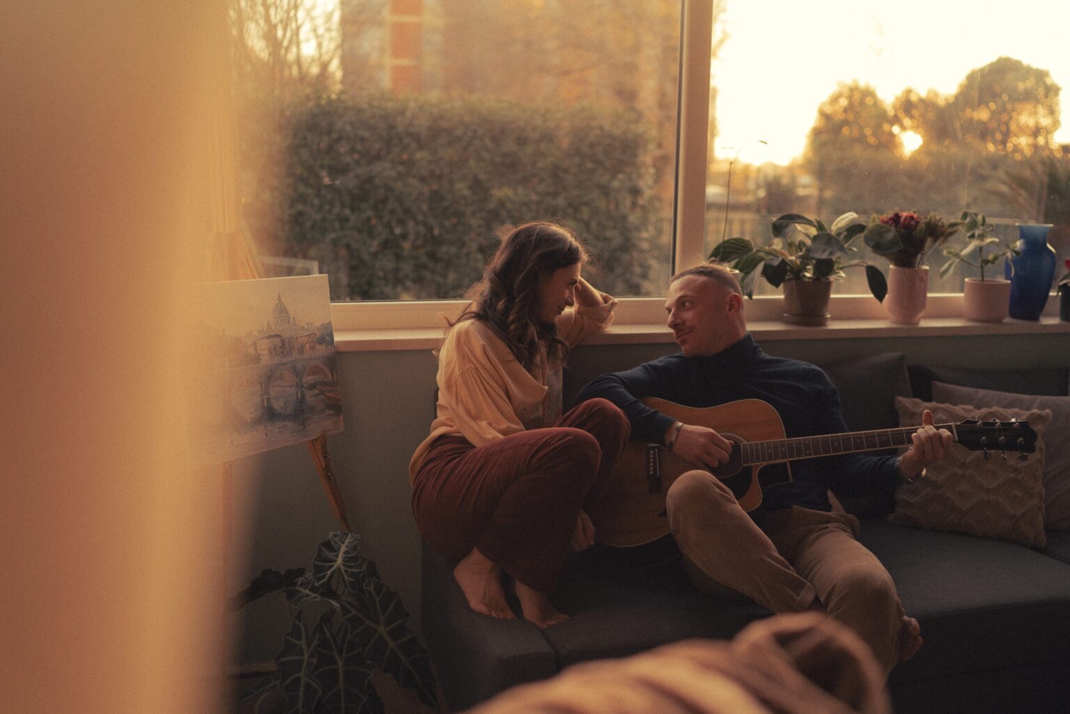 Coppia con chitarra nella luce del tramonto