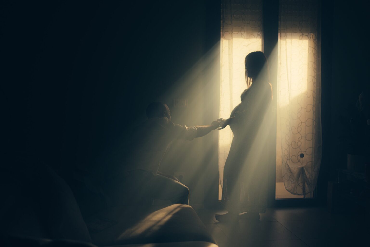 Silhouette in controluce tra i raggi di sole